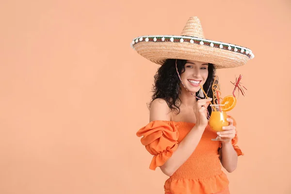 Piękna Kobieta Sombrero Kapeluszu Sokiem Pomarańczowym Tle Koloru — Zdjęcie stockowe