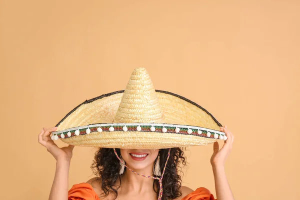 Bella Donna Cappello Sombrero Sfondo Colore — Foto Stock