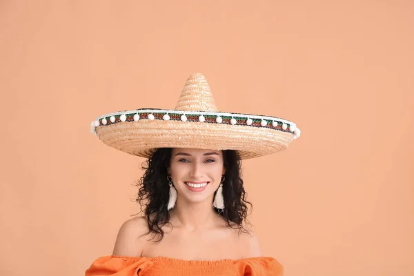 Schöne Frau Mit Sombrero Hut Auf Farbigem Hintergrund — Stockfoto