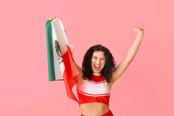 Emocional Hermosa Animadora Con Bandera Mexicana Sobre Fondo Color — Foto de Stock