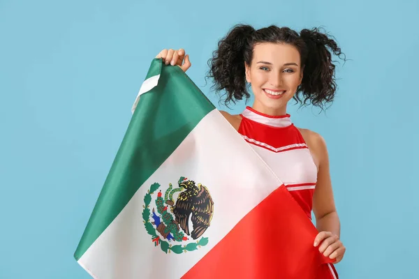 Hermosa Animadora Con Bandera Mexicana Sobre Fondo Color —  Fotos de Stock