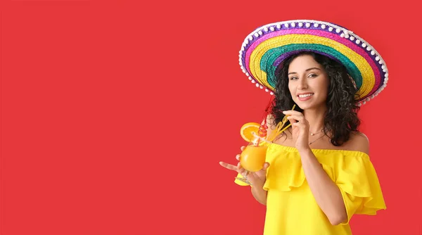 Schöne Frau Mit Sombrero Hut Mit Orangensaft Auf Farbigem Hintergrund — Stockfoto