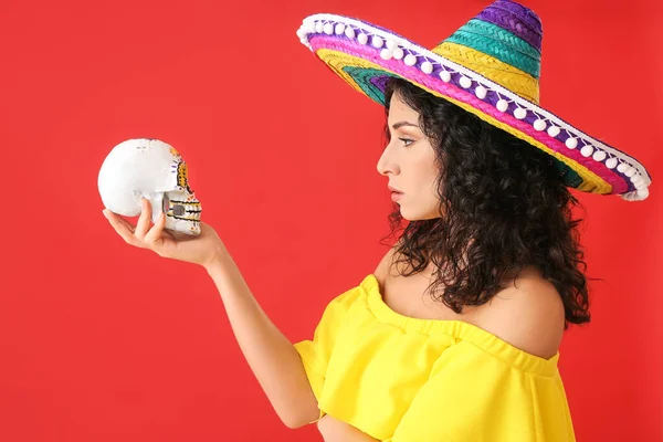 Vacker Kvinna Sombrero Hatt Med Skalle Färg Bakgrund — Stockfoto