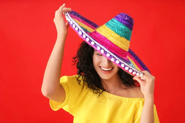 Όμορφη Γυναίκα Sombrero Καπέλο Στο Φόντο Χρώμα — Φωτογραφία Αρχείου