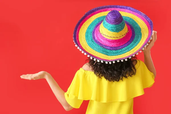 Woman Sombrero Hat Showing Something Color Background — Stock Photo, Image