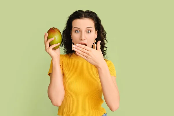 Scioccato Bella Donna Con Mango Fresco Sfondo Colore — Foto Stock