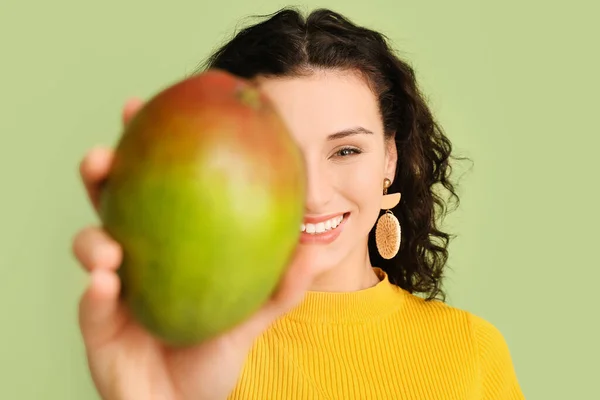 Bella Donna Con Mango Fresco Sfondo Colore — Foto Stock