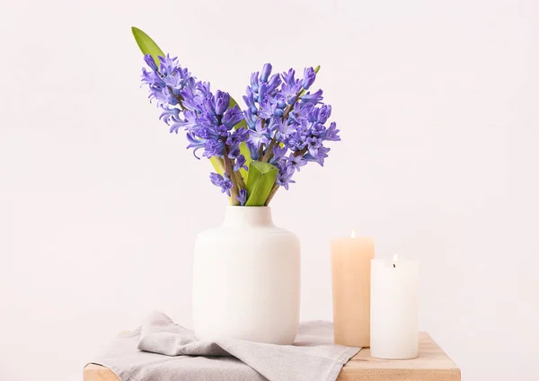 Jarrón Con Hermosas Flores Jacinto Velas Ardientes Mesa Contra Fondo — Foto de Stock