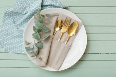 Renkli ahşap arka plan üzerinde güzel masa ayarı