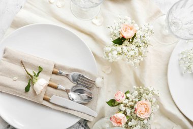 Güzel Sofra üzerinde açık renkli floral dekorlu