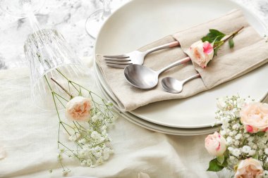 Güzel Sofra üzerinde açık renkli floral dekorlu