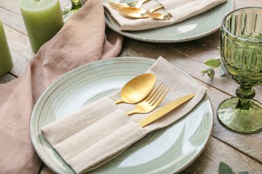 Ahşap arka planda güzel masa ayarları, yakın plan