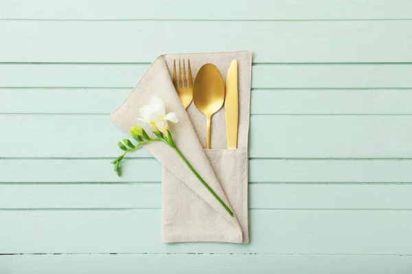 Holder Cutlery Flower Color Wooden Background — Stock Photo, Image