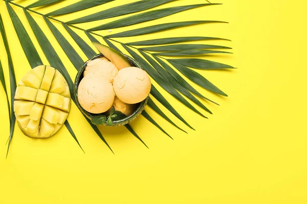 Bowl Tasty Mango Ice Cream Palm Leaf Color Background — Stock fotografie