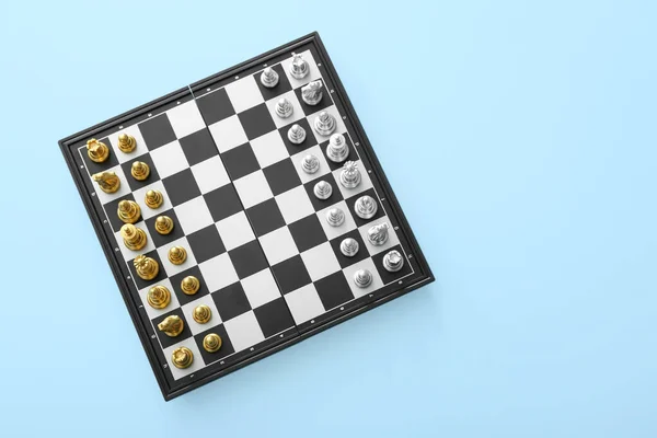 Spielbrett Mit Schachfiguren Auf Farbigem Hintergrund — Stockfoto