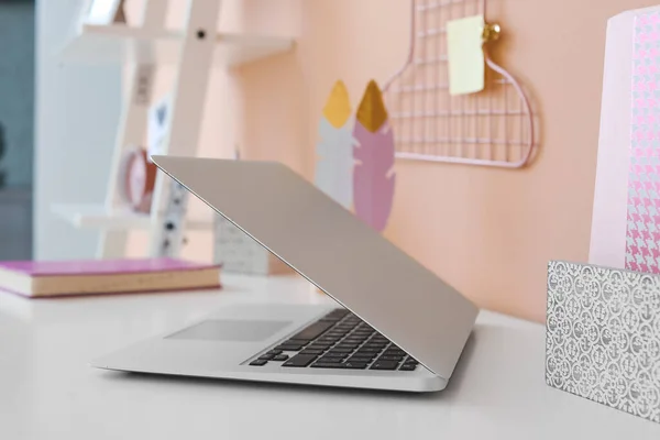 Сучасний Ноутбук Столі Біля Кольорової Стіни — стокове фото