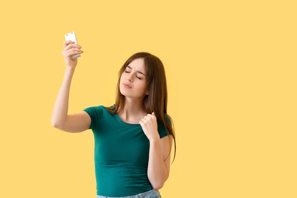 Mujer Joven Con Control Remoto Aire Acondicionado Sobre Fondo Color — Foto de Stock