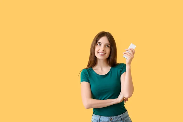 Ung Kvinna Med Luftkonditionering Fjärrkontroll Färg Bakgrund — Stockfoto