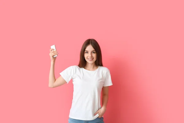 Jonge Vrouw Met Airconditioner Afstandsbediening Kleur Achtergrond — Stockfoto