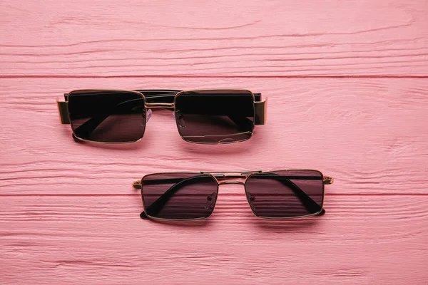 배경에 현대의 선글라스 — 스톡 사진