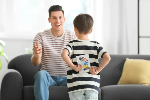 Kleiner Junge Grüßt Seinen Vater Vatertag Hause — Stockfoto