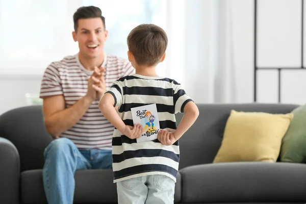 Kleiner Junge Grüßt Seinen Vater Vatertag Hause — Stockfoto