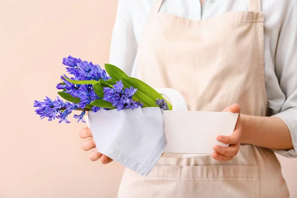 Femme Tenant Panier Avec Belles Fleurs Jacinthe Sur Fond Couleur — Photo