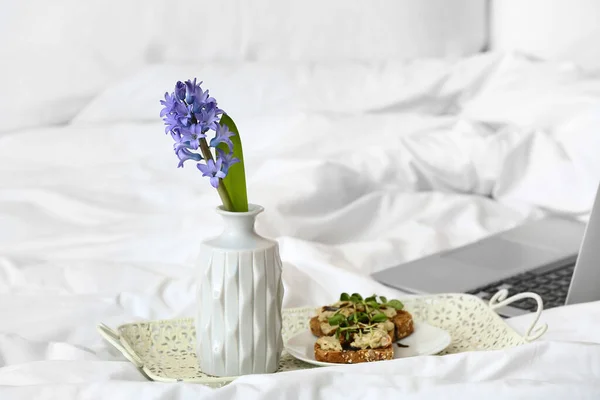 Tray Hyacinth Flower Tasty Breakfast Bed — Stock Photo, Image