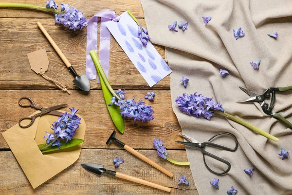 Σύνθεση Όμορφα Λουλούδια Υάκινθος Και Εργαλεία Κηπουρικής Ξύλινο Φόντο — Φωτογραφία Αρχείου