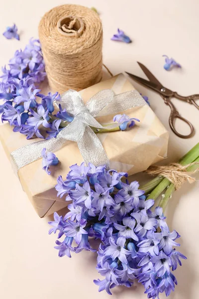 Composition Avec Belles Fleurs Jacinthe Boîte Cadeau Sur Fond Couleur — Photo