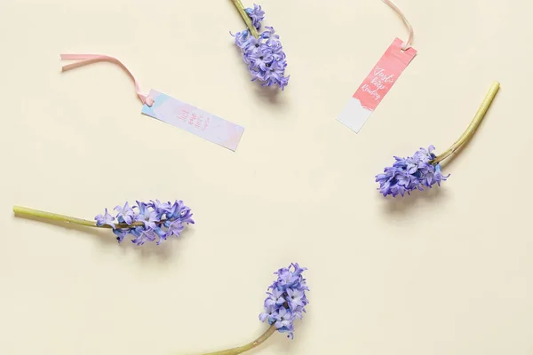 Rahmen Aus Schönen Hyazinthenblumen Und Shopping Tags Auf Farbigem Hintergrund — Stockfoto