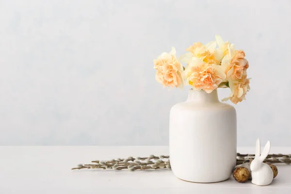 Hermosa Composición Pascua Con Flores Narcisas Huevos Codorniz Sobre Fondo — Foto de Stock