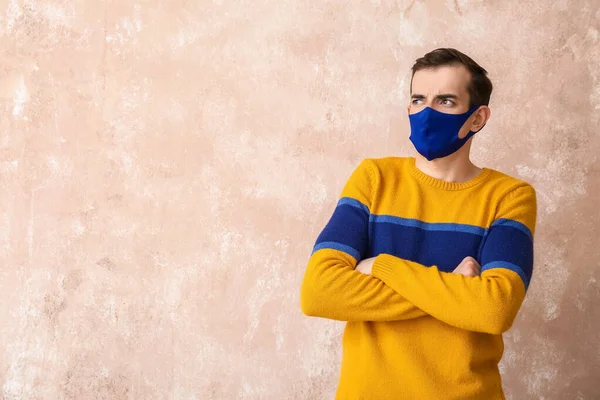 Ung Man Bär Medicinsk Mask Färg Bakgrund — Stockfoto