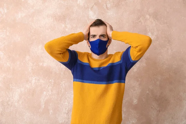 Stressad Ung Man Bär Medicinsk Mask Färg Bakgrund — Stockfoto