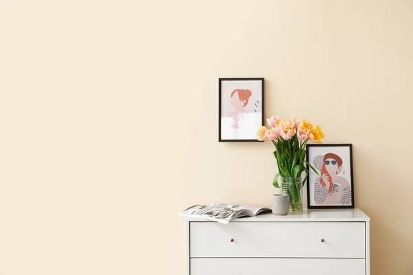 Bukiet Kwiatów Tulipanów Czasopisma Komodzie Pobliżu Ściany Koloru — Zdjęcie stockowe