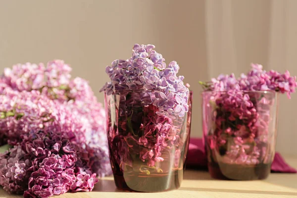 Glasses Beautiful Lilac Flowers Table — Stock Photo, Image