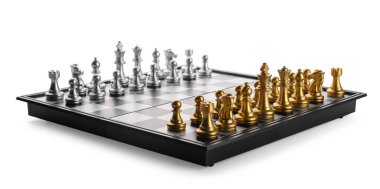 Beyaz arkaplanda satranç taşları olan oyun tahtası