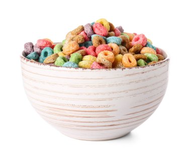 Beyaz arka planda mısır gevreği halkaları olan bir kase