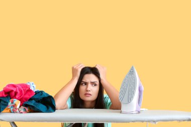 Geçmişinde demir olan yorgun genç bir kadın.