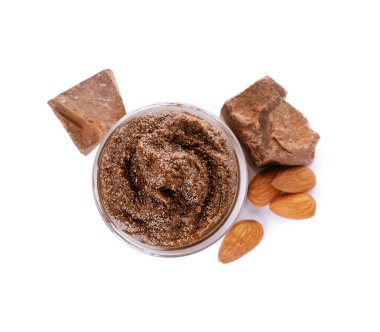 Beyaz arka planda doğal vücut fırçasına sahip kavanoz