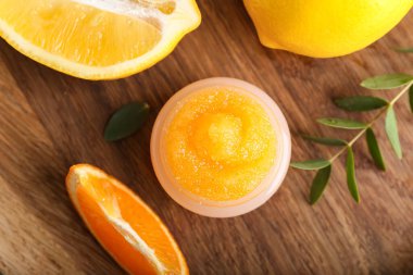 Kavanozlu turunçgiller ahşap arka planda