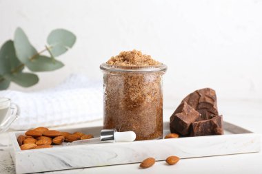 Açık arkaplanda doğal vücut fırçası ve bileşenleri olan kompozisyon