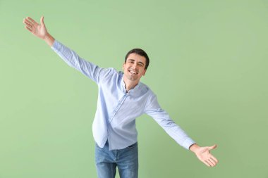 Genç adam sarıImak için kollarını araladı.