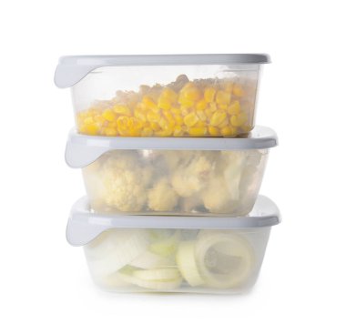 Beyaz arka planda sebzeli plastik kaplar.