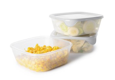 Beyaz arka planda sebzeli plastik kaplar.