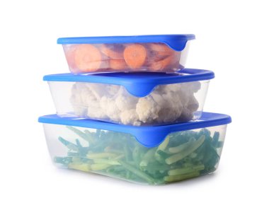 Beyaz arka planda sebzeli plastik kaplar.