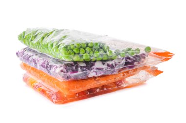 Beyaz arka planda sebzeli plastik torbalar.