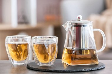 Çaydanlık ve bardaklar mutfaktaki masada sıcak çay.