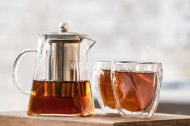 Çaydanlık ve bardaklar mutfaktaki masada sıcak çay.