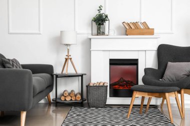 Şömineli modern oturma odasının içi.